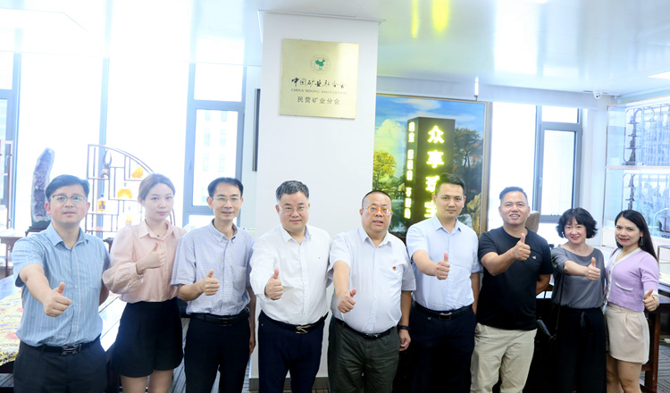 在曾志榮（左四）副會(huì)長(zhǎng)單位走訪調(diào)研時(shí)合影.jpg